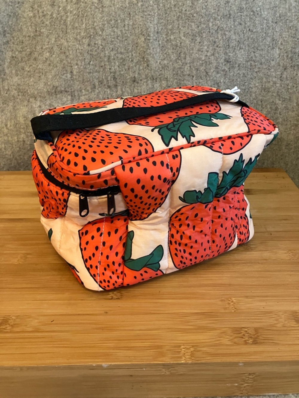 NWT - BAGGU Puffy Lunch Bag in Strawberry Print - Picture 3 of 10